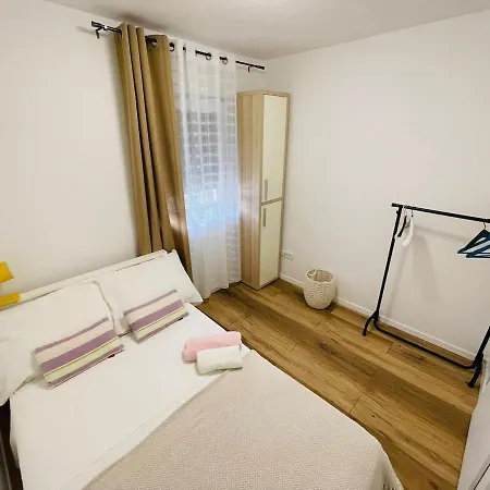 Modern Near Center, Free Parking Apartment Trogir