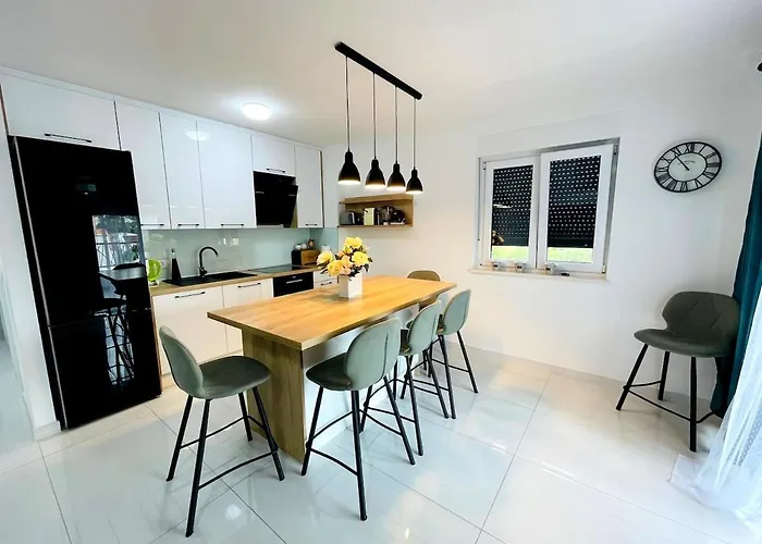 Modern Near Center, Free Parking * Trogir