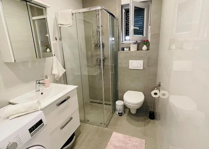 Modern Near Center, Free Parking *